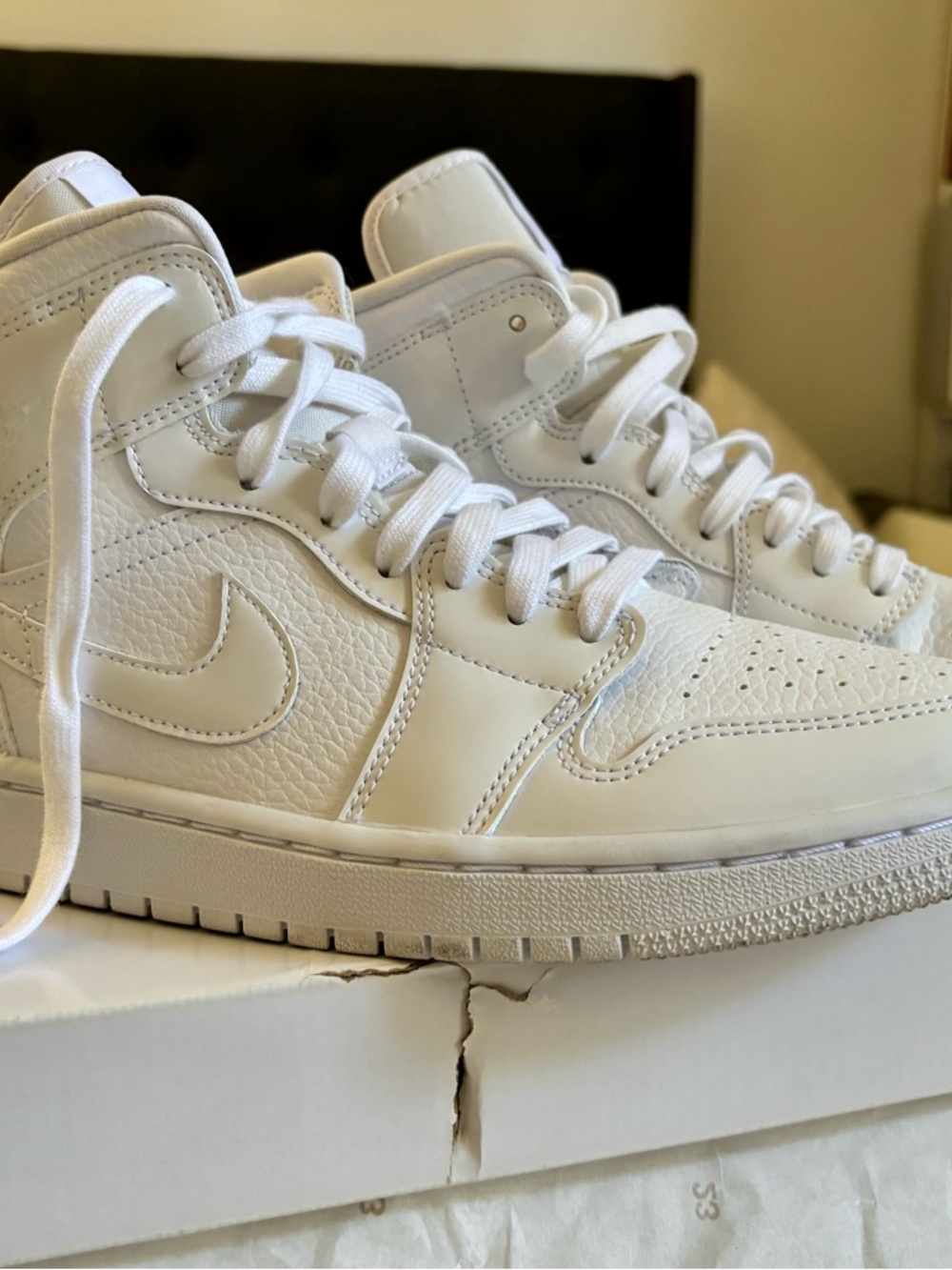 Nike Women's White High-Top Air Jordan 1 MID - Picture 11 of 16